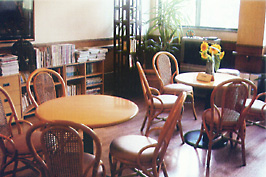 図書コーナーと談話室の写真